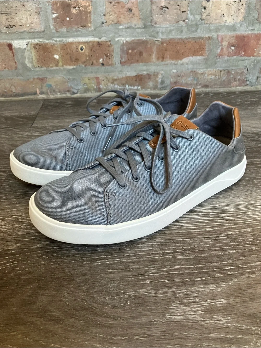OluKai Lae'ahi Li    Gray Lace-Up Sneakers with Tan Accent